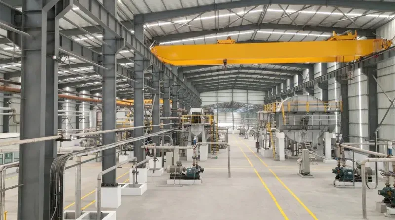 Vista aérea de fábrica de papel Parason mostrando layout do local e acesso logístico