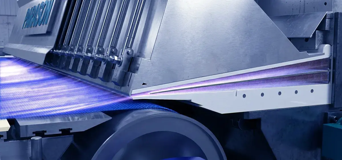 Lábio de corte da caixa de entrada entregando jato de massa na tela formadora — razão jato-tela em ação na máquina de papel Parason