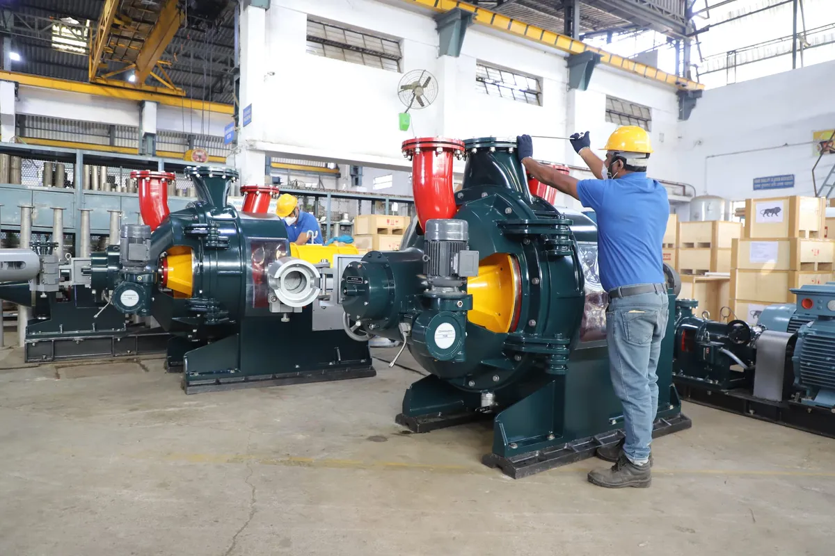Refinador Twin Disc Parason instalado em fábrica de papel — equipamento de refino energeticamente eficiente com 20% de economia de energia