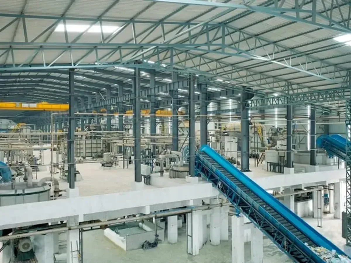 Sistema de preparação de massa Parason instalação real em fábrica de papel — equipamentos de polpação e depuração em operação