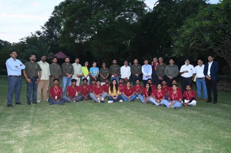 Foto em grupo de convidados e estudantes do PG Diploma em Tecnologia de Celulose e Papel