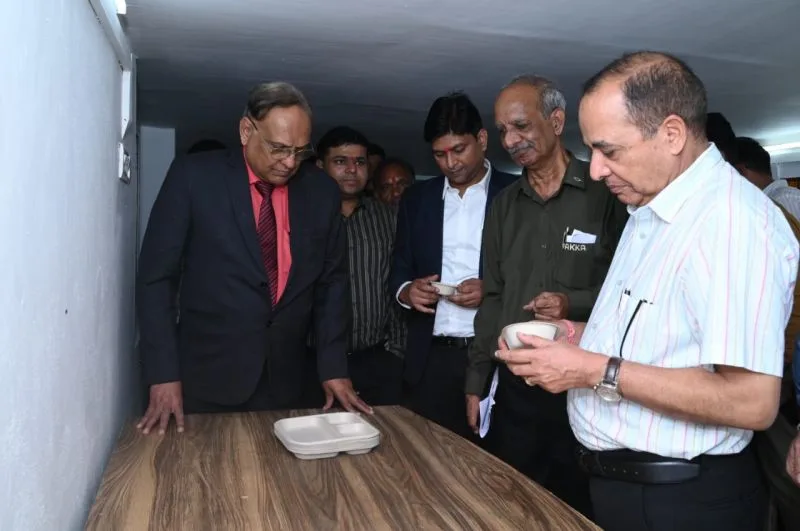 Convidados examinam amostras de produtos de fibra moldada no lançamento do PG Diploma