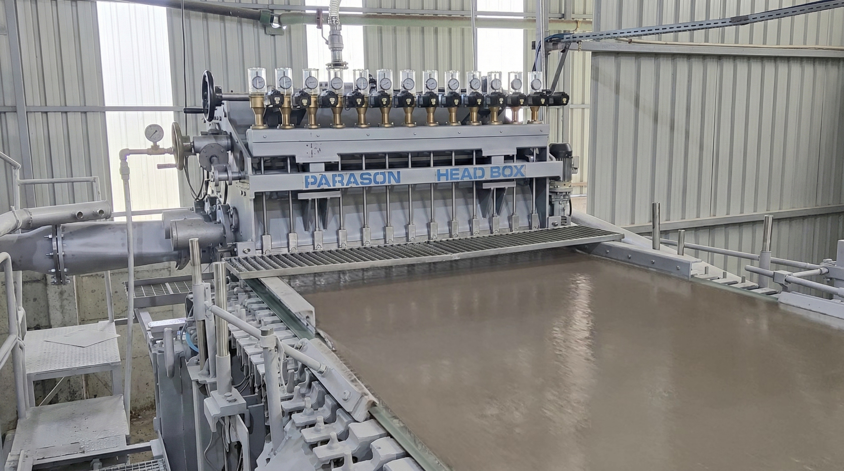 Parason Hydraulic Headbox in live operation — CD dilution profiling system delivering uniform stock across the wire section